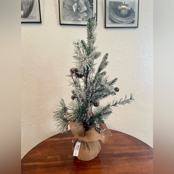 NWT- winter Tree - Picture 2 of 7